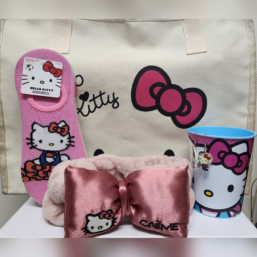 Hello Kitty Graphic Tote Gift Set NWT